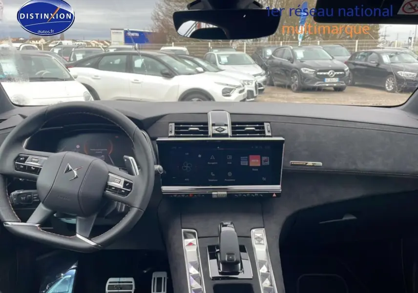 Vue intérieure frontale du tableau de bord du DS7 gris titane, avec écran tactile et volant cuir multifonctions.