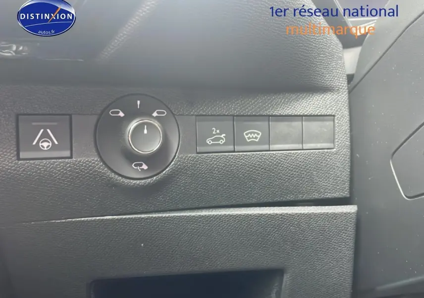 Gros plan sur les commandes intérieures noires du DS7 1.5 BlueHDi 130, avec molette de réglage et boutons fonctionnels.