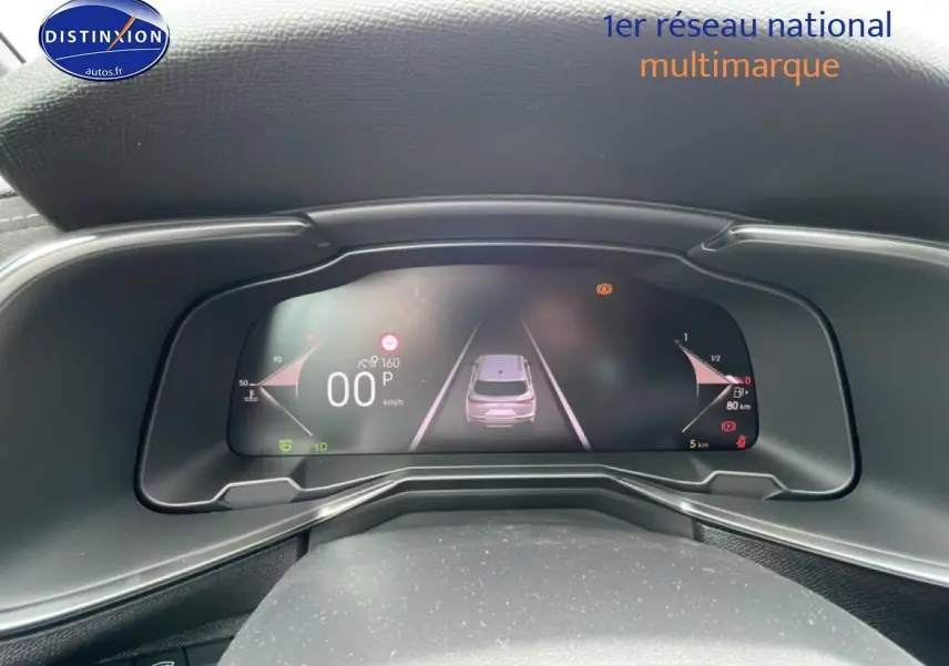 Vue rapprochée du tableau de bord numérique du DS7 1.5 BlueHDi 130 gris titane, affichage moderne et épuré.