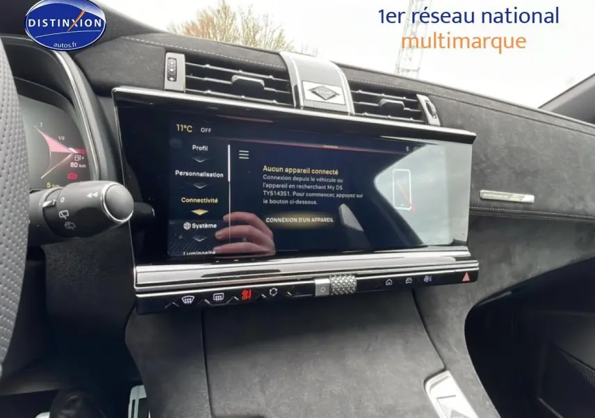 Vue intérieure du tableau de bord du DS7 1.5 BlueHDi 130 Performance Line avec écran tactile et finition noire élégante.