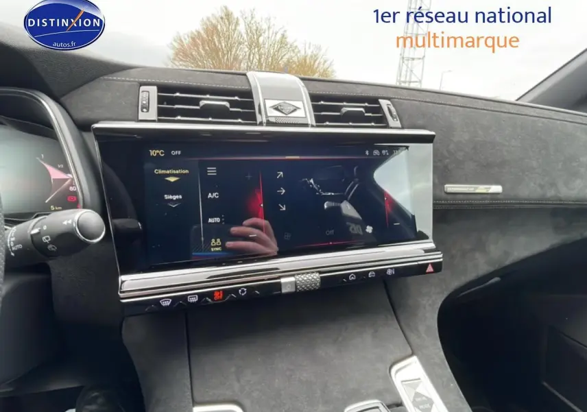 Vue intérieure du tableau de bord du DS7 1.5 BlueHDi 130 Performance Line avec écran tactile et finition gris titane.