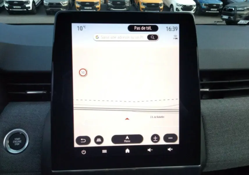 Écran tactile central de navigation Easy Link 9,3 pouces dans Renault Clio gris rafale, vue intérieure frontale.