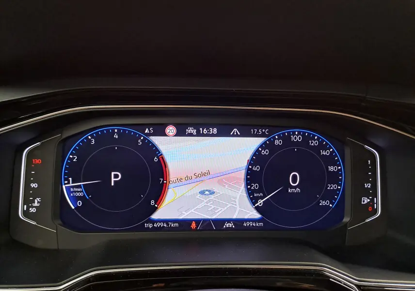 Vue rapprochée du tableau de bord numérique du Volkswagen Taigo 2025 avec affichage digital et navigation intégrée.