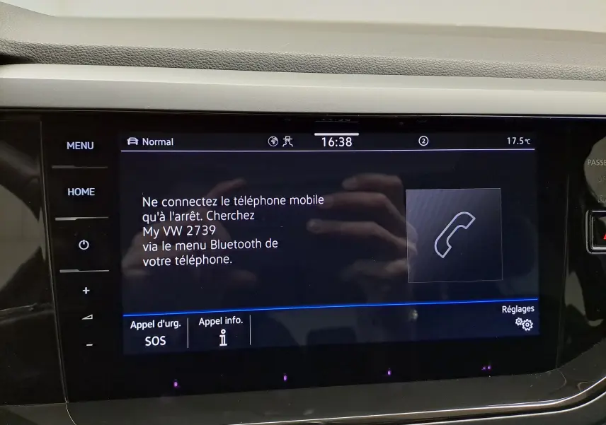 Écran tactile central du Volkswagen Taigo 1.5 TSI 150 DSG7 R-Line, affichant instructions Bluetooth, intérieur noir.