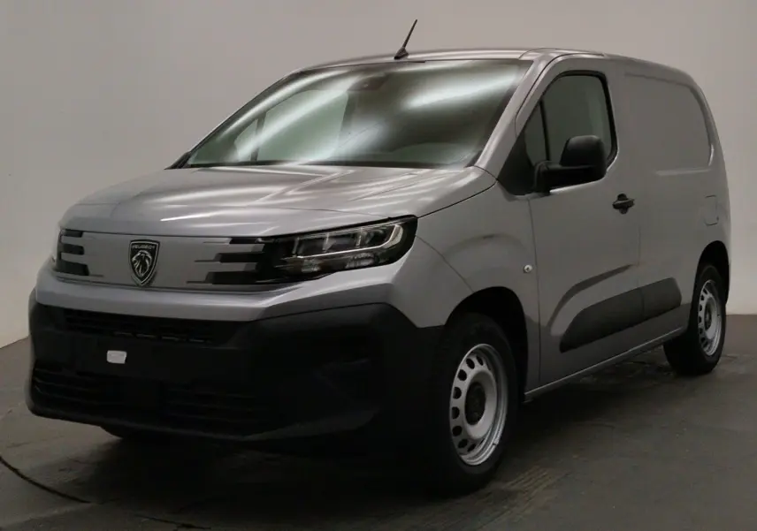 Peugeot Partner Fourgon gris acier en 3/4 avant droit, avec calandre noire et jantes acier simples.