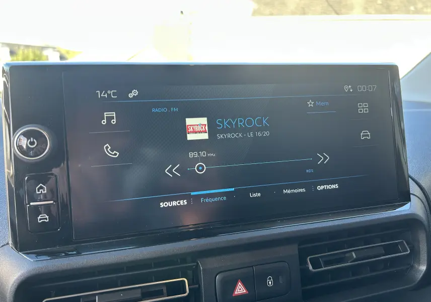 Écran tactile 10 pouces du Peugeot Partner Fourgon 2026 affichant la radio Skyrock en intérieur véhicule.