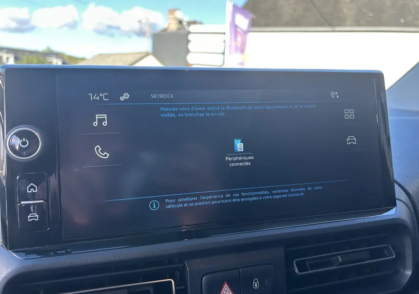 Écran tactile central du Peugeot Partner Fourgon 2026 affichant les connexions Bluetooth avec commandes autour et aérateurs en dessous.