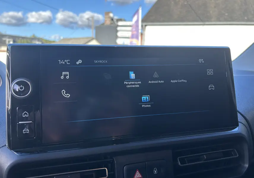 Écran tactile central du Peugeot Partner Fourgon gris acier, affichant les options Android Auto et Apple CarPlay.