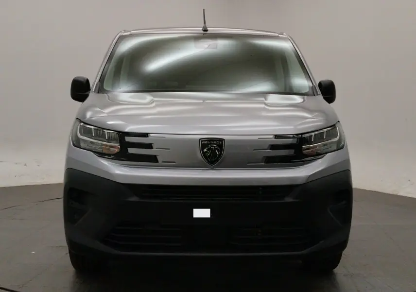 Vue frontale d’un Peugeot Partner Fourgon gris acier avec calandre noire et pare-chocs noir mat.