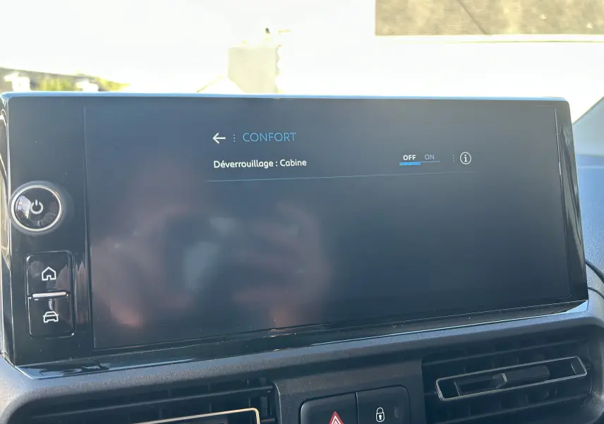 Écran tactile central du Peugeot Partner Fourgon 2026 affichant le menu confort avec option déverrouillage cabine.