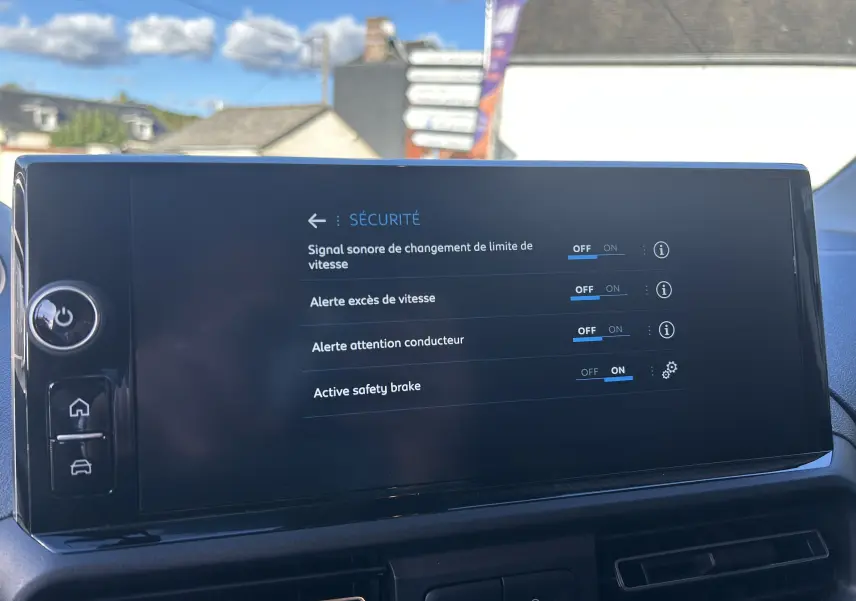 Écran tactile intérieur du Peugeot Partner Fourgon 2026 affichant les options de sécurité activables.