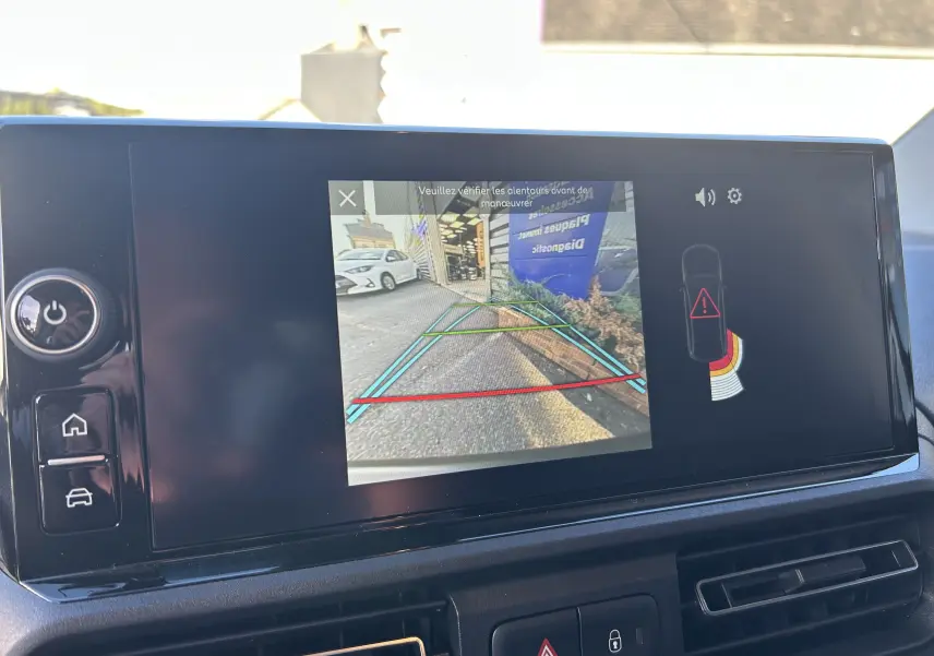 Écran tactile 10 pouces du Peugeot Partner Fourgon 2026 montrant la caméra de recul avec guidage coloré.