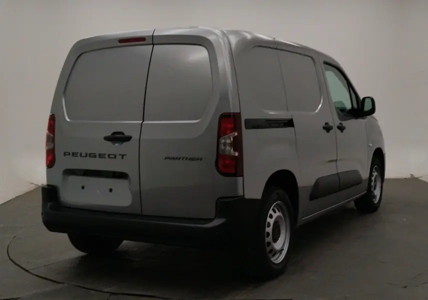 Vue 3/4 arrière droit du Peugeot Partner Fourgon gris acier avec portes arrière battantes et jantes acier.