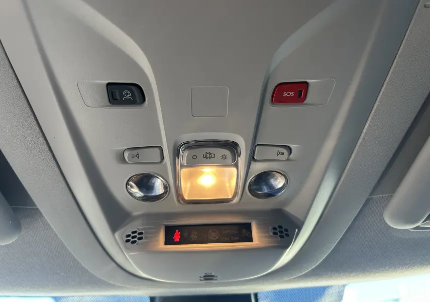 Plafonnier intérieur avec éclairage, boutons SOS et assistance, dans un Peugeot Partner Fourgon gris acier 2026.