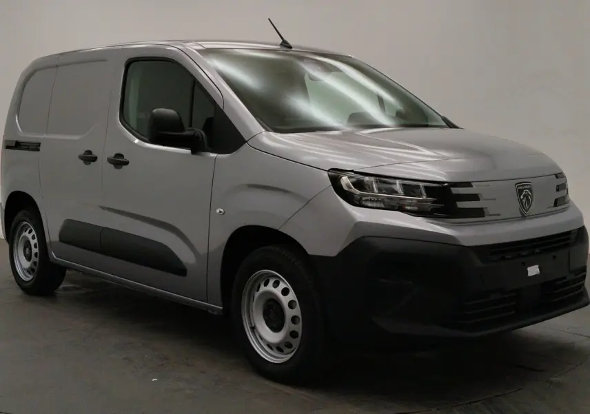 Peugeot Partner Fourgon gris acier en 3/4 avant droit, avec calandre noire et jantes acier simples.