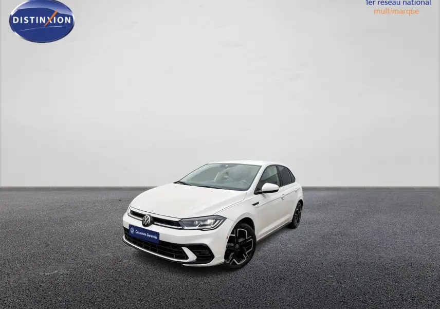 Volkswagen Polo blanche vue en 3/4 avant droit, avec jantes alliage noires et calandre R-Line distinctive.