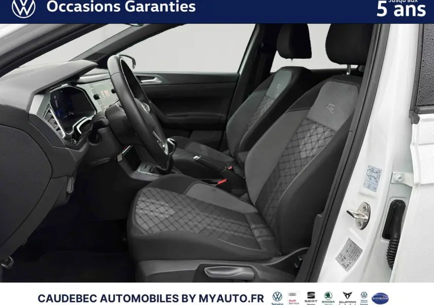 Vue intérieure côté conducteur d'une Volkswagen Polo blanche 2025, sièges tissu et alcantara avec logo R brodé.