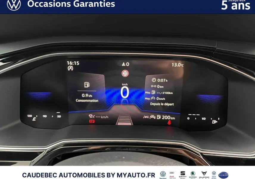 Vue rapprochée du combiné d'instruments digital 8 pouces de la Volkswagen Polo blanche 2025 affichant la consommation et la vitesse à 0 km/h.