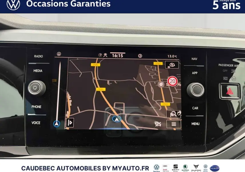 Écran tactile de navigation 8 pouces du tableau de bord de la Volkswagen Polo blanche, vue intérieure frontale.