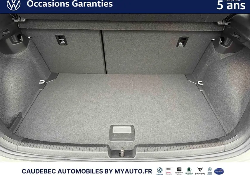 Coffre ouvert de Volkswagen Polo blanche 2025, vue arrière montrant l'espace de chargement vide et propre.