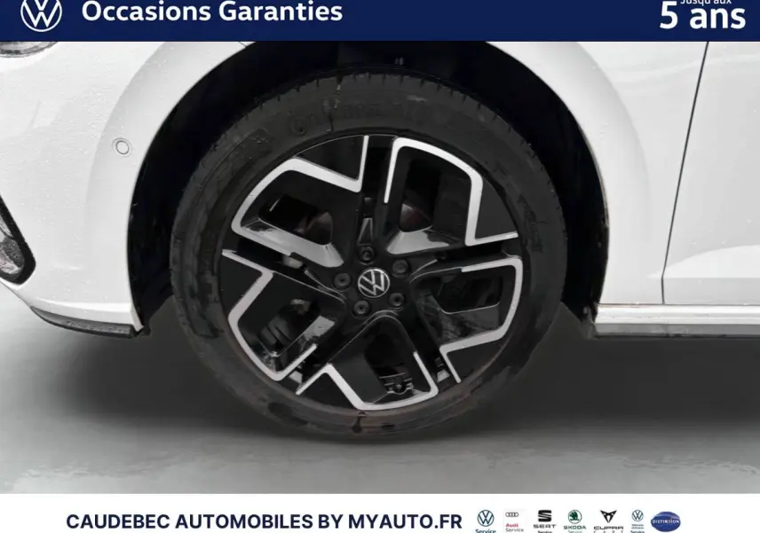 Gros plan sur la jante alliage 17 pouces noire et argentée côté avant droit d'une Volkswagen Polo blanche 2025.