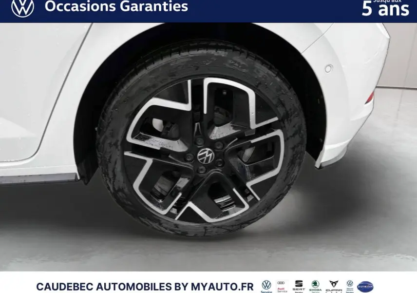 Gros plan sur la jante alliage 17 pouces noire et argentée de la Volkswagen Polo blanche, côté arrière droit.