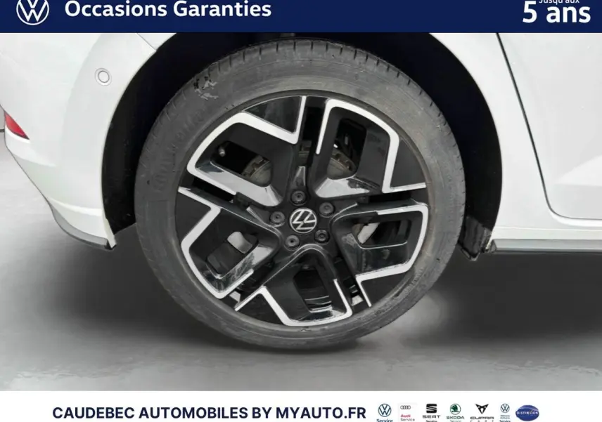 Gros plan sur la jante alliage 17 pouces noire et argentée de la Volkswagen Polo blanche, vue côté arrière droit.