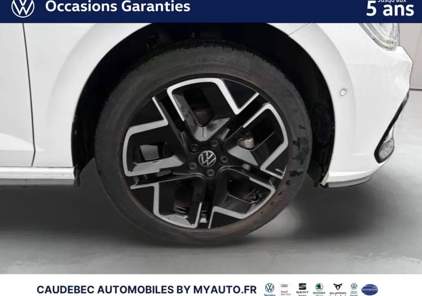 Gros plan sur la jante alliage 17 pouces noire et argentée de la Volkswagen Polo blanche, vue côté avant droit.