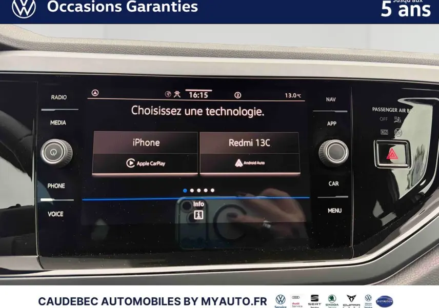 Vue rapprochée de l’écran tactile central du tableau de bord de la Volkswagen Polo 2025, affichant les options Apple CarPlay et Android Auto.