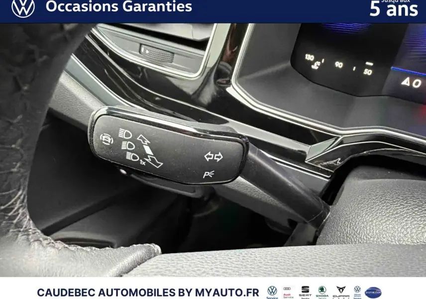 Gros plan sur la manette de clignotants et commandes d’éclairage du tableau de bord d’une Volkswagen Polo 2025.