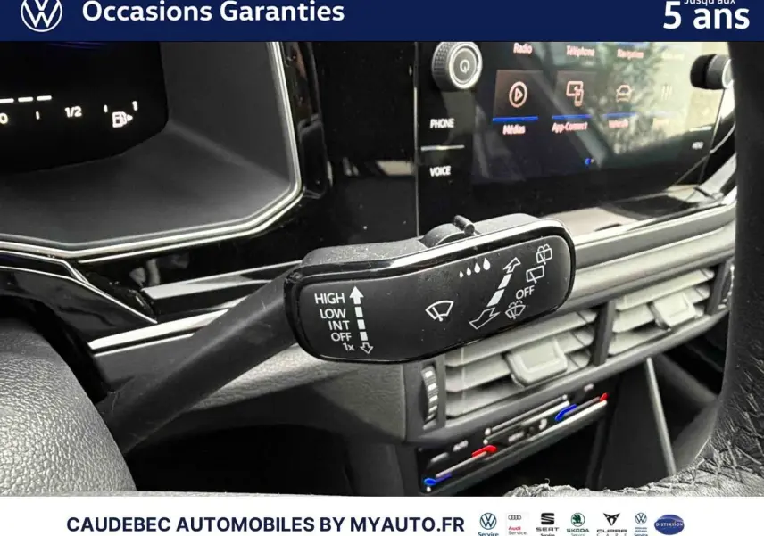 Gros plan sur la commande d’essuie-glace côté droit du tableau de bord d’une Volkswagen Polo blanche 2025.