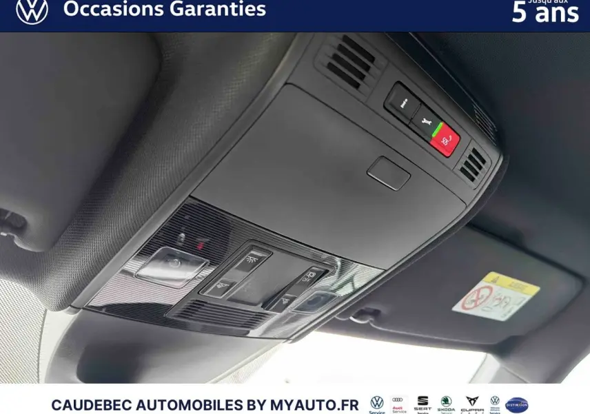 Vue en gros plan du plafonnier avec commandes et éclairage intérieur de la Volkswagen Polo blanche 2025.
