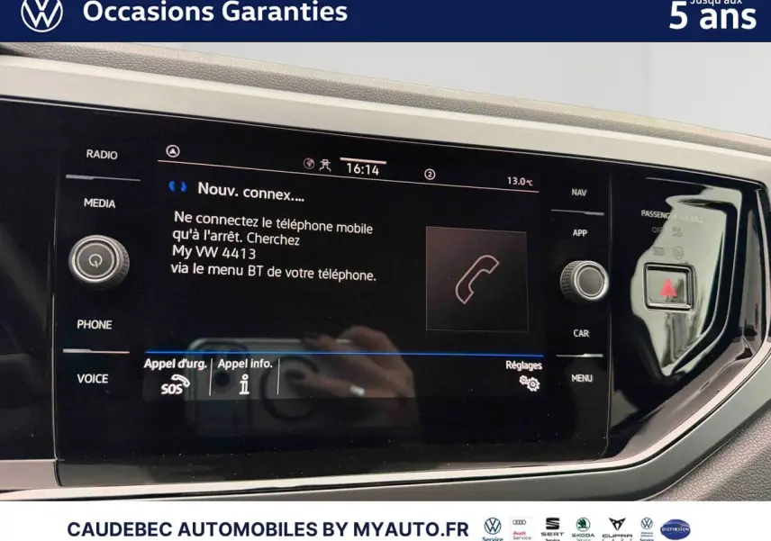 Écran tactile central de la Volkswagen Polo blanche 2025 affichant la connexion Bluetooth et commandes multimédia.