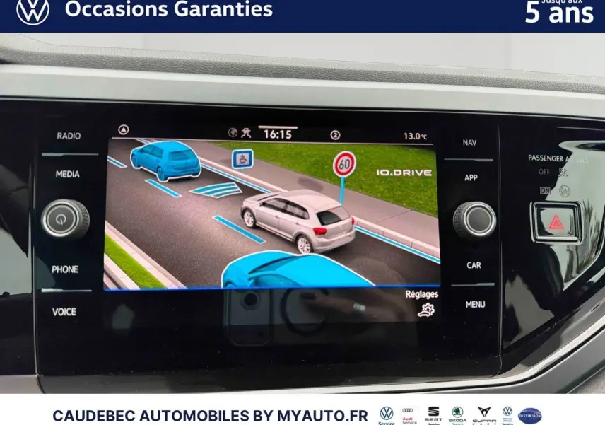 Écran tactile intérieur de la Volkswagen Polo 2025 montrant la caméra de recul et l'aide au stationnement.