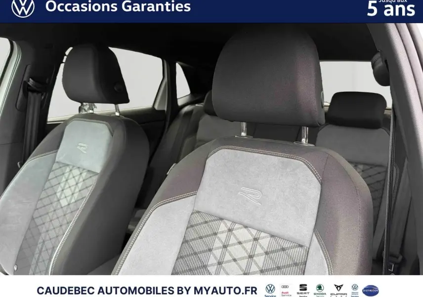 Gros plan sur les sièges avant gris et noirs avec logo R, intérieur de Volkswagen Polo 2025 visible côté conducteur.