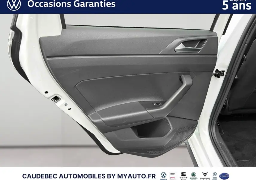 Vue intérieure de la porte arrière droite blanche d'une Volkswagen Polo 2025 avec panneau noir et poignée intégrée.