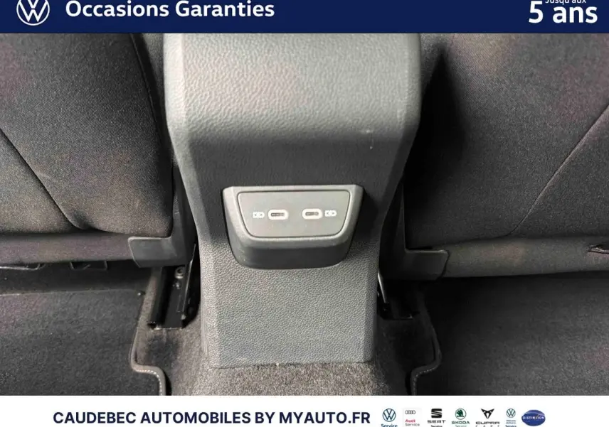 Vue rapprochée de la console centrale arrière avec deux ports USB-C sur le Volkswagen Polo blanc de 2025.