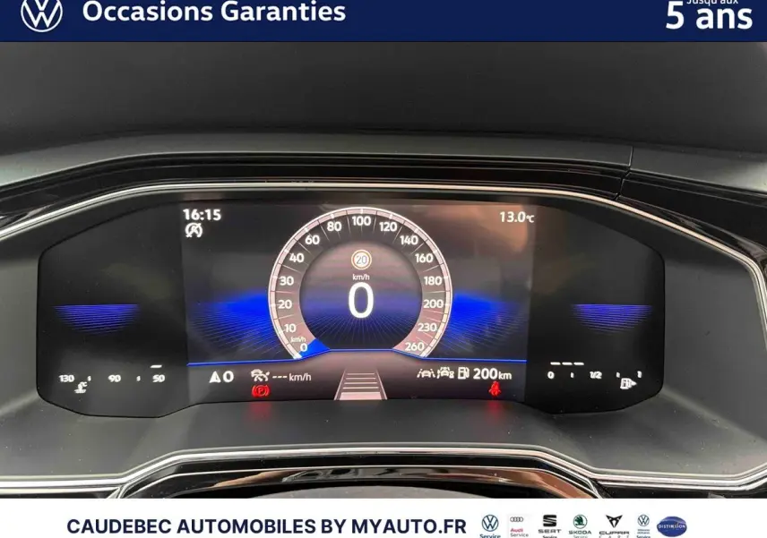 Tableau de bord digital de Volkswagen Polo blanche 2025, affichage vitesse et température à 16h15.