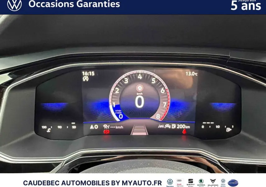 Vue rapprochée du combiné d'instruments digital de la Volkswagen Polo blanche, affichant la vitesse et diverses informations.