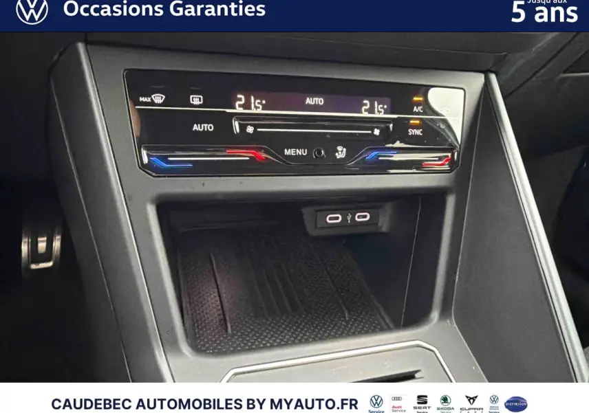 Vue rapprochée de la console centrale de la Volkswagen Polo blanche, montrant la climatisation automatique tactile et ports USB-C.