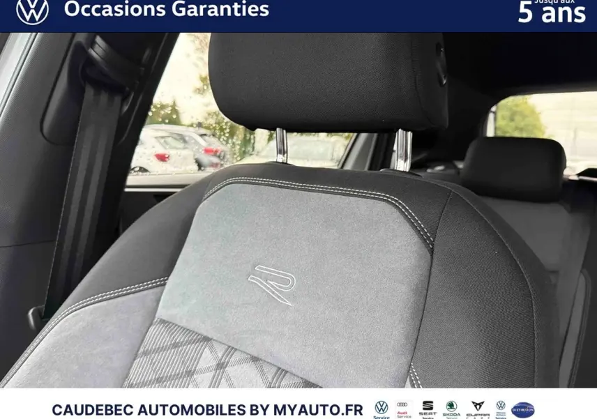 Gros plan sur le siège avant gris avec logo R brodé, intérieur de la Volkswagen Polo blanche 2025.