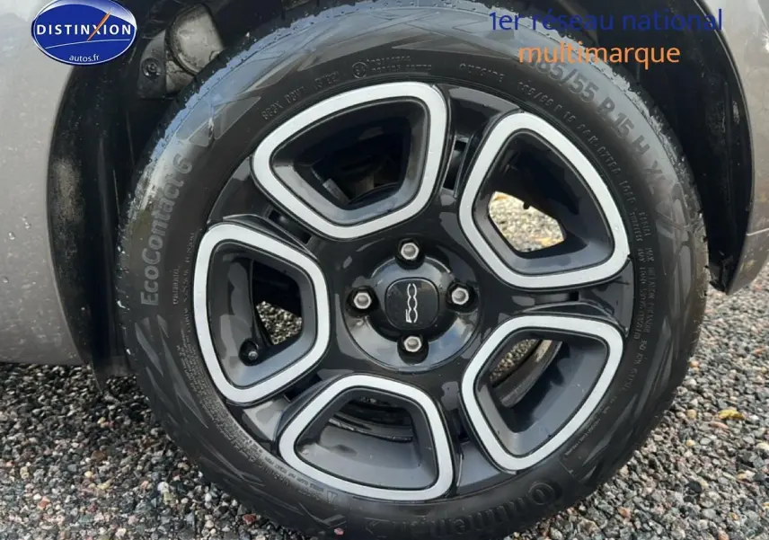 Gros plan sur la roue avant droite d'une Fiat 500 gris clair, montrant le pneu EcoContact et l'aile avant.
