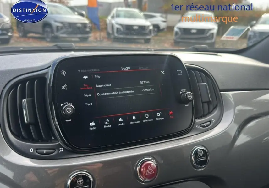 Tableau de bord gris de la FIAT 500 1.0 70 bsg cult 2022 avec écran tactile central affichant l'autonomie.