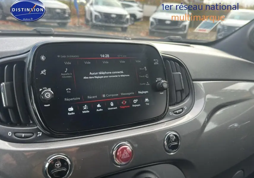 Tableau de bord gris de Fiat 500 1.0 70 bsg cult 2022 avec écran tactile et commandes centrales visibles de face.