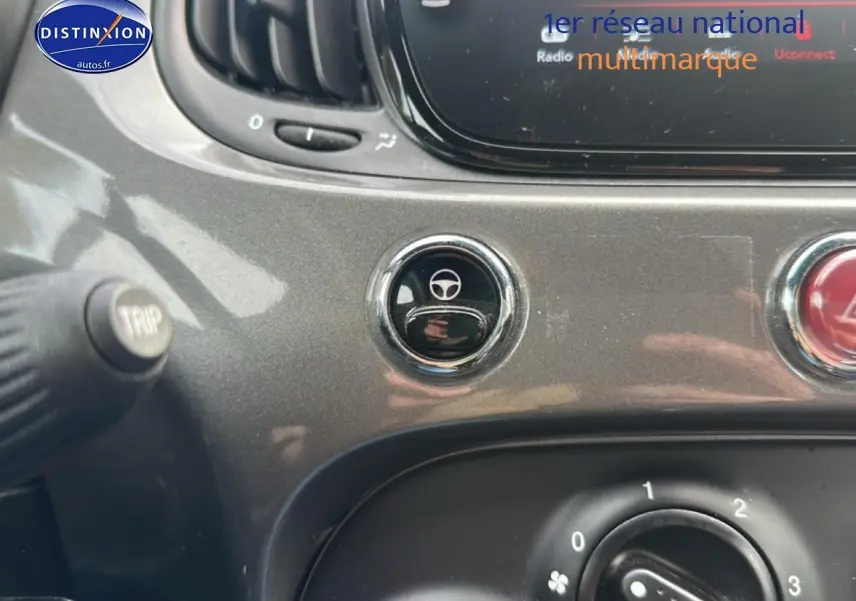 Détail du tableau de bord gris métallisé de la Fiat 500 1.0 70 bsg cult avec bouton multifonction volant visible.