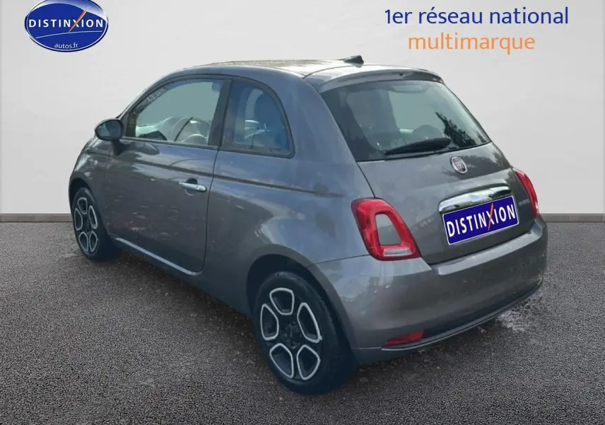Fiat 500 gris vue 3/4 arrière droit, soulignant ses feux arrière et ses jantes au design moderne.