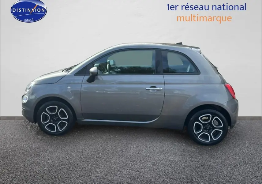 Profil côté gauche d'une Fiat 500 gris 2022 avec jantes noires et détails argentés sur fond neutre.