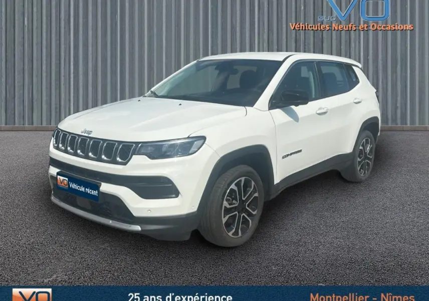 Jeep Compass blanc en 3/4 avant droit, jantes 17 pouces et calandre distinctive, modèle 2024 e-Hybrid Altitude.