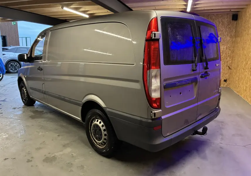 Vue 3/4 arrière droite d’un Mercedes Vito 2.8 113 CDI gris, fourgon long avec hayon arrière et attelage visible.