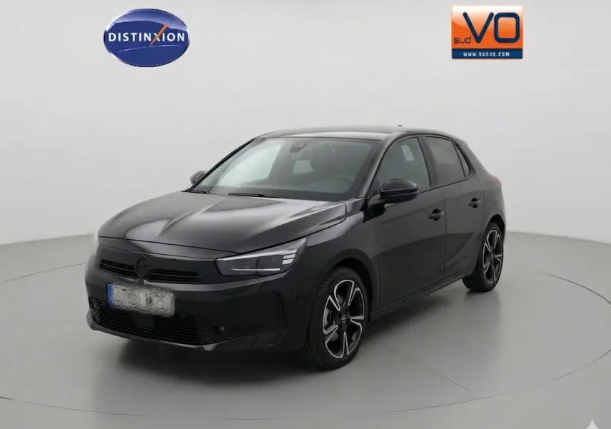 Opel Corsa 2025 noire vue 3/4 avant droit, avec jantes alliage 16 pouces et calandre épurée.